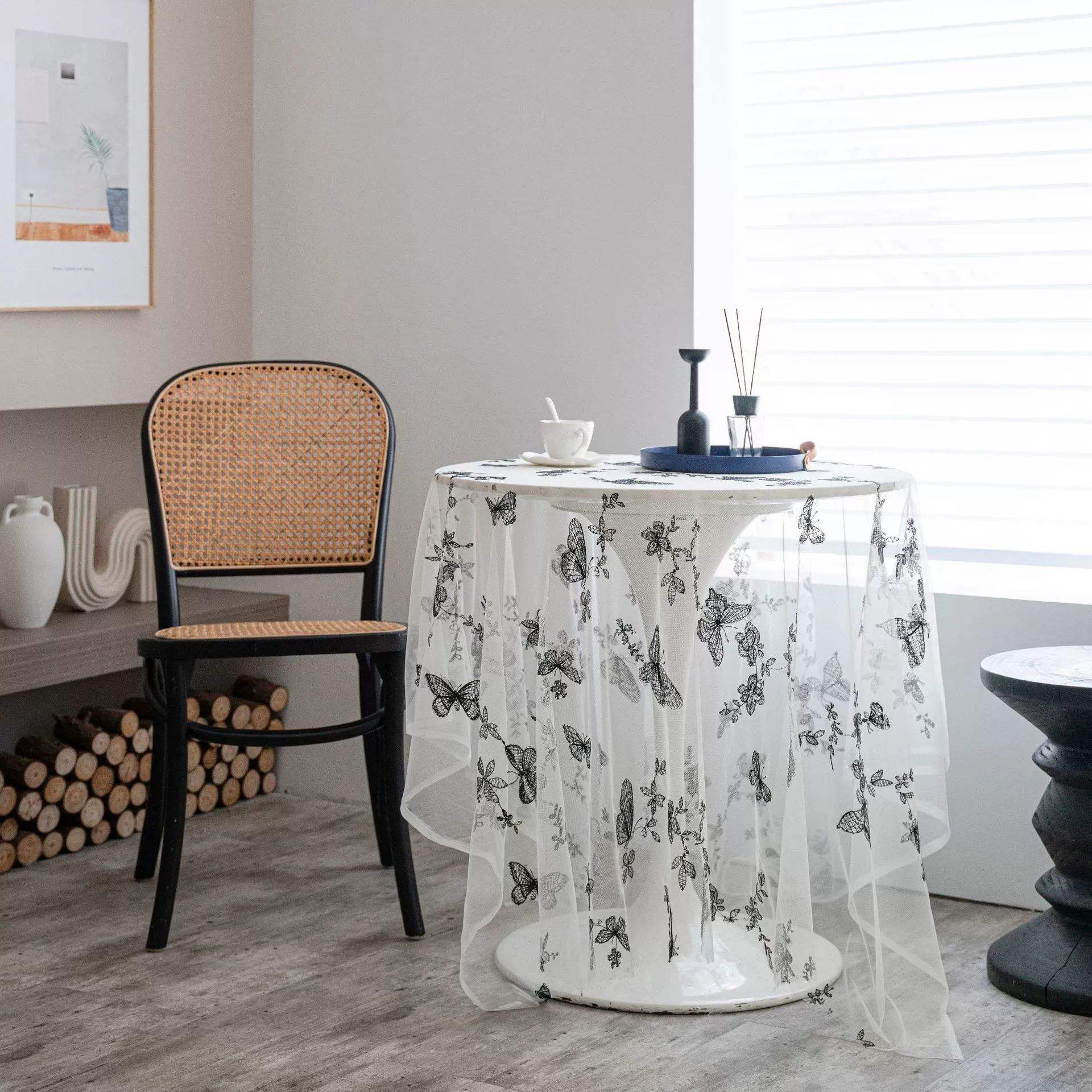 ลูกไม้ปักลายผีเสื้อสีดำ