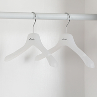 Cintre en plastique et métal translucide moderne de haute qualité avec logo personnalisé, design à épaules larges, antidérapant, rotatif, multifonctionnel pour vêtements