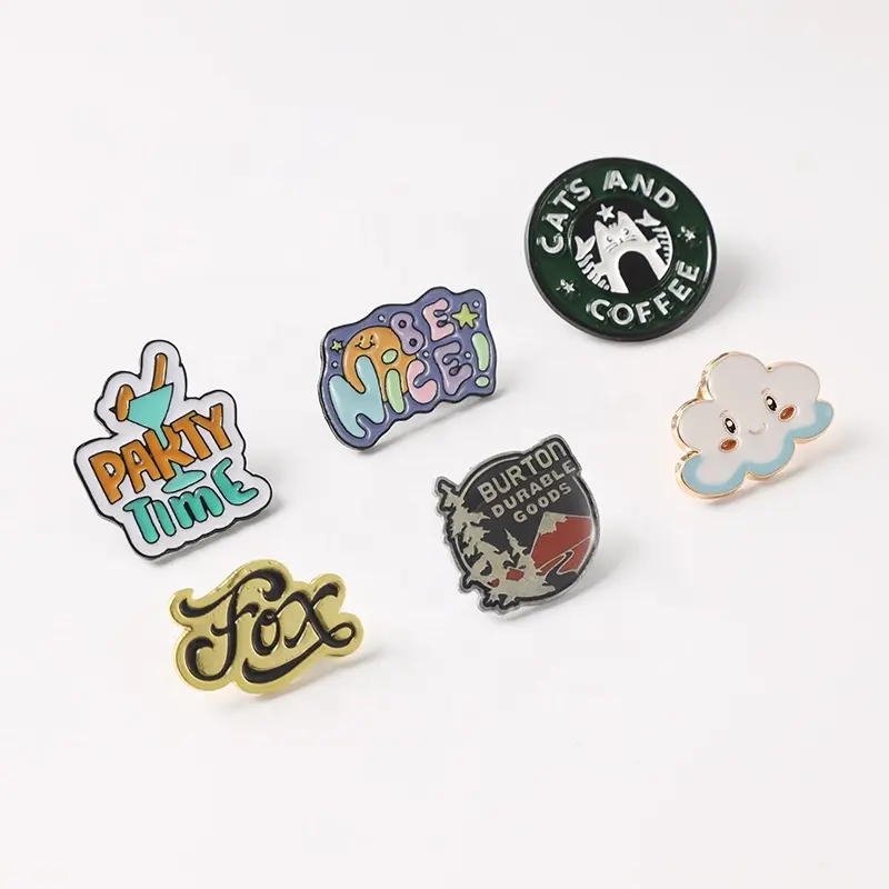 YHG ออกแบบโลโก้ป้ายที่กําหนดเองชุดนักเรียนโลหะสังกะสีโลหะผสมเหล็กเคลือบ Pin Badge สําหรับเสื้อผ้า Coat