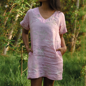Vestido hawaiano personalizado con estampado de vacaciones en la playa, cuello en V, manga corta, de alta calidad, 100% lino orgánico, estilo casual. - Product Image 1