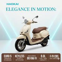 Scooter à essence monocylindre 125 cm³ 4 temps refroidi par air, EFI EURO 5, freins CBS, démarrage sans clé, réservoir de carburant de 8 L, vitesse maximale de 80 km/h