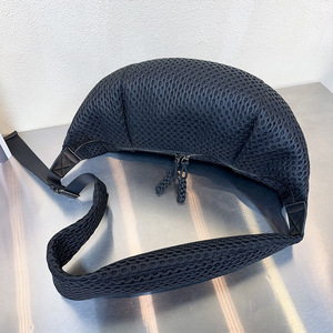Nouveau sac bandoulière en maille pour femme, léger, avec fermeture éclair, sangle unique, style quotidien pour les trajets, en tissu noir, collection Printemps 2025 - Product Image 1