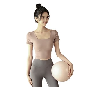 เสื้อโยคะผู้หญิงขายส่งพร้อมบราในตัว - ทรงเข้ารูป พรีเมียม แขนสั้น สำหรับพิลาทิสและฟิตเนส ปี 2025 ผู้ผลิตใหม่ ขายตรงจากโรงงาน รับผลิตแบบ OEM - Product Image 5