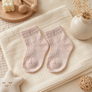 Calcetines de perlas suaves de primera calidad para bebés, con material acogedor, flexibilidad, comodidad segura y un estilo atemporal para siempre. - Product Image 4