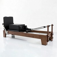Machine de Pilates Reformer en noyer pour studio commercial, avec ressort à fil de piano et appui-tête réglable