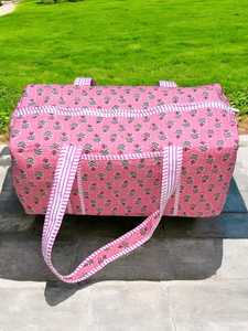 Sac de voyage matelassé en coton fait main, léger et durable, idéal pour la gym, spacieux pour le quotidien, avec des bretelles confortables - Product Image 3