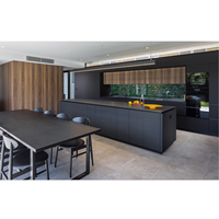 Meubles de cuisine modulaires modernes et durables avec éclairage LED en verre, construction personnalisée en contreplaqué, grand îlot de cuisine, robinet et salle à manger