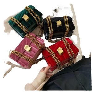 Bolsos de Terciopelo para Mujer, Moda Otoño Invierno, Bolsos de Regalo para Navidad y Año Nuevo, Bolsos de Mano Acolchados a Rayas para Mujer, Venta al por Mayor - Product Image 1