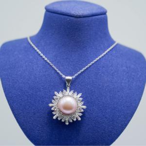Collana di perle bianche di lusso ecologiche da donna, con ciondolo a forma di iniziale e chiusura, piccole perle d'acqua salata cinesi, ideale come regalo. - Product Image 4