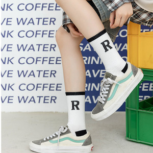 Calzini da Donna Autunno Inverno, Lavorati a Maglia con Righe e Lettere, Stile Skateboard e College, Vendita all'Ingrosso - Product Image 2