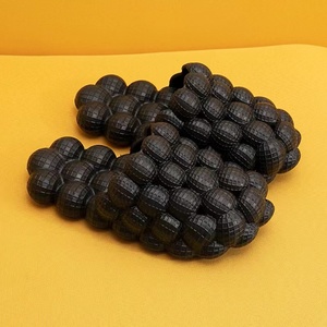 Claquettes à bulles pour hommes et femmes, ultra amusantes, avec semelle épaisse en EVA souple, antidérapantes, style balle de golf, pour spa, avec coussin de massage effet litchi - Product Image 3