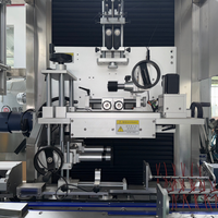 Machine d'étiquetage automatique de manchons rétractables en PVC, machine d'étiquetage de manchons rétractables linéaires à haute efficacité pour ligne de bouteilles de boisson