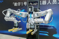 Robot humanoïde industriel embarqué en IA AgiBots Genie G2 G2 Max, monté sur roues, avec bras de contrôle de force de haute précision