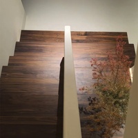Rampe et marches d'escalier en bois massif personnalisables, design moderne avec finition chêne foncé ouvert, durables pour villas et hôtels