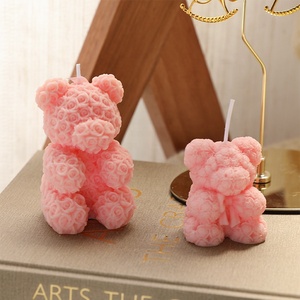 Candele Profumate Naturali di Soia a Forma di Orso con Fiori Bianchi, Rosa e Rossi per Decorazioni di San Valentino - Product Image 4