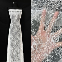 Tissu en dentelle brodé de sequins et de perles 3D florales avec pierres pour robes de mariée et robes de soirée