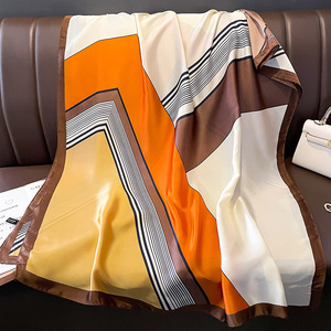Scialli e Sciarpe <span class=keywords><strong>da</strong></span> <span class=keywords><strong>Sera</strong></span> Morbidi e Setosi <span class=keywords><strong>da</strong></span> Donna all'Ingrosso, Foulard di Lusso di Design in Seta di Poliestere con Stampa a Fantasia Scozzese a Quadri - Product Image 5