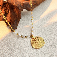 Y & S Fashion Collier Pendentif Élégant Rétro en Acier Inoxydable Plaqué Or 18K avec Imitation Perle, Modèle Tendance