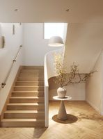 Escalier industriel moderne avec marches en bois et garde-corps en verre pour l'intérieur d'une villa