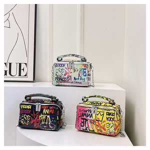 Borsa a Tracolla OEM alla Moda in Pelle PU con Design <span class=keywords><strong>Graffiti</strong></span>, Nuova Collezione, Borsa Casual da Donna con Cinturino a Catena - Product Image 3