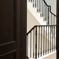 Rampe d'escalier de villa moderne minimaliste personnalisée en alliage d'aluminium noir, résistante à l'eau et peignable, à fixation au sol