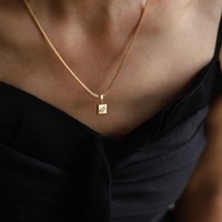 Bijouterie personnalisée Collier avec lettres en acier inoxydable plaqué or Chaîne maillée Pendentif carré Bijoux de mode Colliers pour femmes