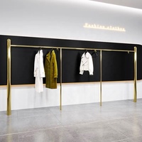 Porte-vêtements mural en métal, style moderne, pour boutique, design contemporain.