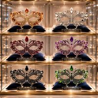 Masque de mascarade papillon en cristal rouge avec détails papillon en strass pour masque de luxe en filigrane argenté avec rouge