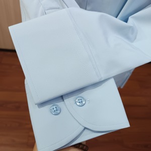 Produzione di camicie da <span class=keywords><strong>uomo</strong></span> in poliestere elasticizzato <span class=keywords><strong>camicia</strong></span> elegante con colletto a vento blu chiaro di fascia alta - Product Image 2