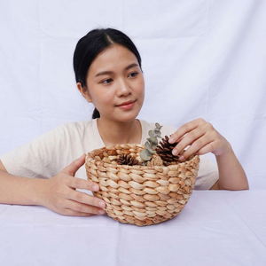 ตะกร้าหวายน้ำธรรมชาติทำมือ MOKU ทรงกลม สำหรับจัดเก็บของตกแต่งบ้านสไตล์เรียบง่าย เป็นมิตรกับสิ่งแวดล้อม เหมาะสำหรับห้องครัว ห้องน้ำ - Product Image 2