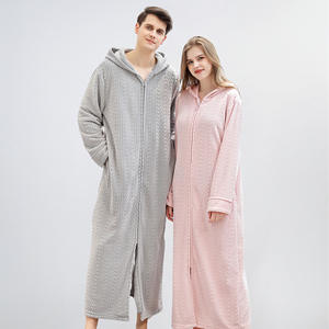 Vente en gros d'usine/OEM Automne Hiver <span class=keywords><strong>Peignoir</strong></span> Chemise de nuit à fermeture éclair Capuche Taille élastique Longue Flanelle Épaissie Pyjamas Style Couple - Product Image 1