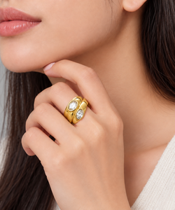 Bague double ovale dorée avec pierres, bande large sculptée croisée, bijou moderne et audacieux - Product Image 4