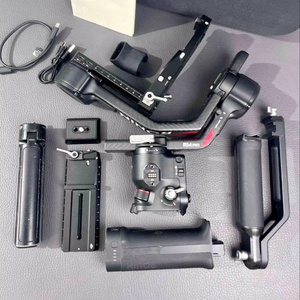 Stabilisateur de cardan d'occasion Ronin RS 4 Pro Combo, capacité de charge utile de 4,5 kg, écran OLED de 1,8 pouces, autonomie de 13 heures pour V5.1 - Product Image 1