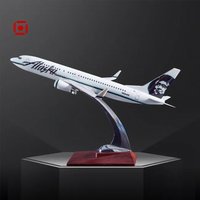 Maquette d'avion Boeing 737 d'Alaska Airlines avec base en bois et support chromé pour les passionnés d'aviation et les collectionneurs