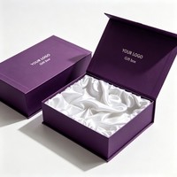 Boîte cadeau magnétique personnalisée en violet lavande avec logo en feuille d'argent, boîte rigide pliable avec doublure en satin blanc