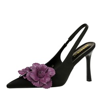 Escarpins de soirée noirs en satin à bout pointu et talon aiguille, avec fleur 3D violette, pour femme