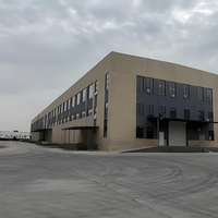 Atelier en acier à grande portée avec système de puits de lumière intégré et volets de ventilation automatiques