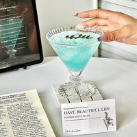 Verre à cocktail créatif à rayures gaufrées, tasse à martini en triangle à pieds courts, multi-usages pour les boissons de dessert à la crème glacée