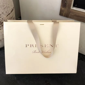 <span class=keywords><strong>Sac</strong></span> en papier personnalisé avec logo doré et poignée en soie dorée, idéal pour l'emballage <span class=keywords><strong>de</strong></span> vêtements et le shopping - Product Image 2
