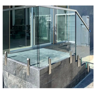 Base de fixation au sol pour garde-corps en verre à profil bas, hauteur 30 mm, avec quincaillerie minimale visible pour garde-corps en panneaux de verre