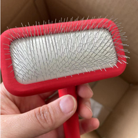 Brosse de toilettage pour animaux de compagnie de haute qualité avec manche en bois et poils élastiques colorés, brosse à poils pour enlever les poils des animaux domestiques