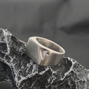 Anello in Stile Punk <span class=keywords><strong>di</strong></span> Alta Qualità con Angolo Mancante e Finitura Opaca - Product Image 2