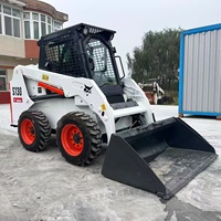 Chargeuse compacte sur pneus Bobcat S130 d'occasion, capacité nominale de 2,4 tonnes (1300 lb), godet de 60 pouces, faible nombre d'heures de fonctionnement, pour la construction
