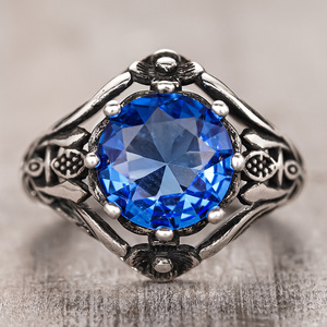 Bague texturée vintage avec pierre précieuse bleue pour femme, bijou de doigt de style gothique - Product Image 1