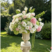 Boules de fleurs artisanales blanches de roses, lys calla, hortensias et verdure, centre de table romantique pour décoration de mariage