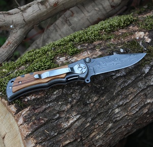 <span class=keywords><strong>Coltello</strong></span> Tascabile Pieghevole <span class=keywords><strong>da</strong></span> Difesa Personale con Manico in Legno d'Olivo Inciso e Lama con Motivo Damasco al Laser per Sopravvivenza Outdoor, <span class=keywords><strong>Bushcraft</strong></span> e Uso Tattico - Product Image 3