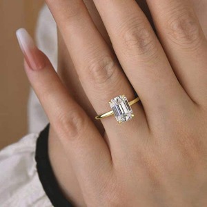 Anillo de Diamante Cultivado en Laboratorio con Corte Esmeralda de Alta Calidad, Chapado en Oro de 14K, Joyería Femenina para Uso Diario y en Ocasiones Especiales, Disponible para la Venta - Product Image 2