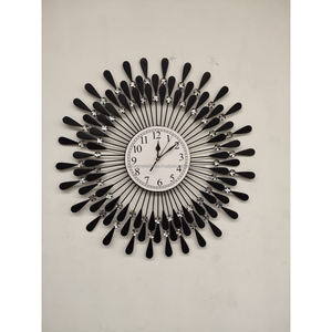 Horloge murale en métal avec accents de cristal, parfaite pour un salon élégant et la décoration de la maison - Product Image 1