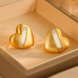 Boucles d'oreilles clous en forme de cœur brossées en métal plaqué or cuivre tendance et exquises pour femmes, style occidental doux - Product Image 5