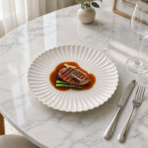 Assiettes élégantes <span class=keywords><strong>en</strong></span> porcelaine <span class=keywords><strong>blanche</strong></span> <span class=keywords><strong>en</strong></span> <span class=keywords><strong>forme</strong></span> <span class=keywords><strong>de</strong></span> <span class=keywords><strong>fleur</strong></span>, vaisselle <span class=keywords><strong>en</strong></span> céramique gaufrée avec plis, idéales pour les dîners haut <span class=keywords><strong>de</strong></span> gamme, les mariages - Product Image 1